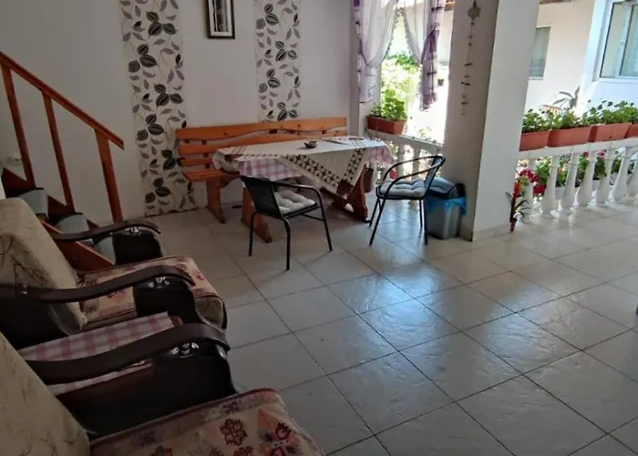 בית הארחה Traian Si Teodora קוסטינסטי